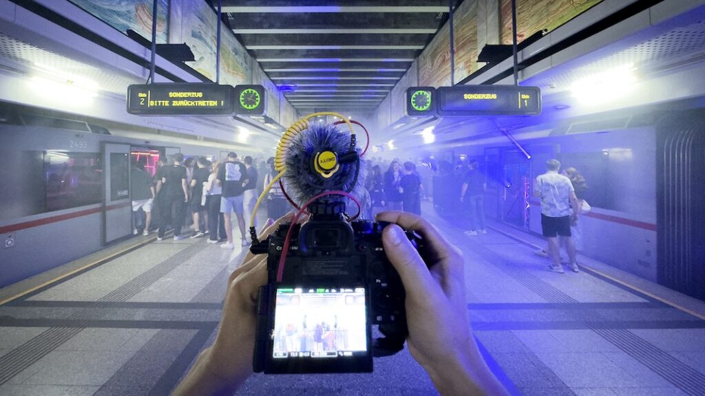 Auf dem ersten U-Bahn-Rave Wiens in der Station Volkstheater.