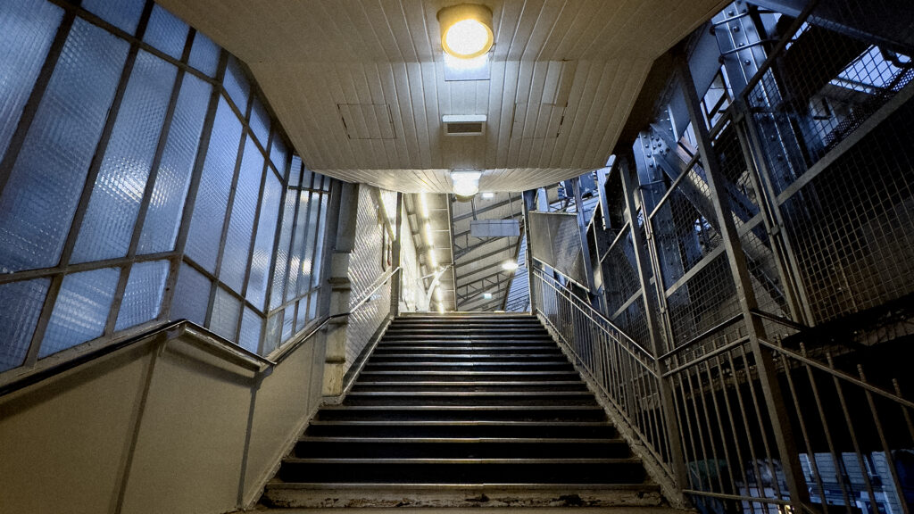 Treppenaufgang der Pariser Station „Bir Hakem“ auf der Linie 6.