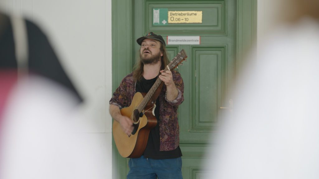 „Onk Lou“ bei seinem Guerilla-Konzert in der Station Pilgramgasse